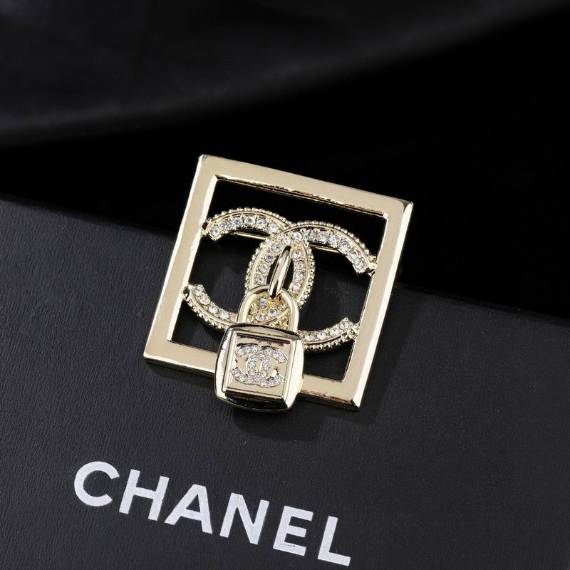 Chanel Brooch 04yxs21
